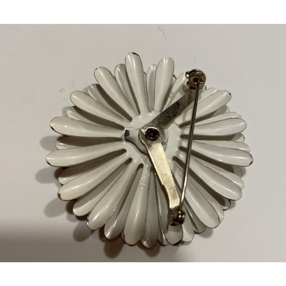Vintage Enameled Pearlescent ivory white Flower Brooch Gold tone 1960s fashion - Picture 5 of 5